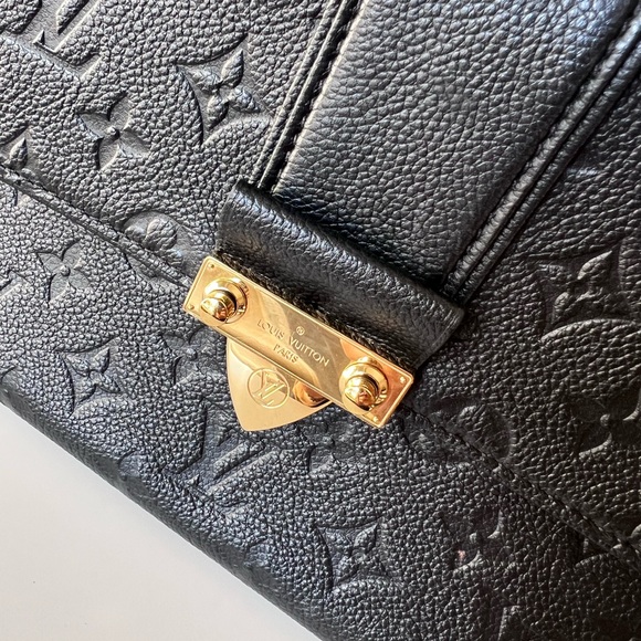 Louis Vuitton Chain Shoulder Bag Monogram
Amnlant Noir SAINT SULPICE PM - Picture 11 of 16